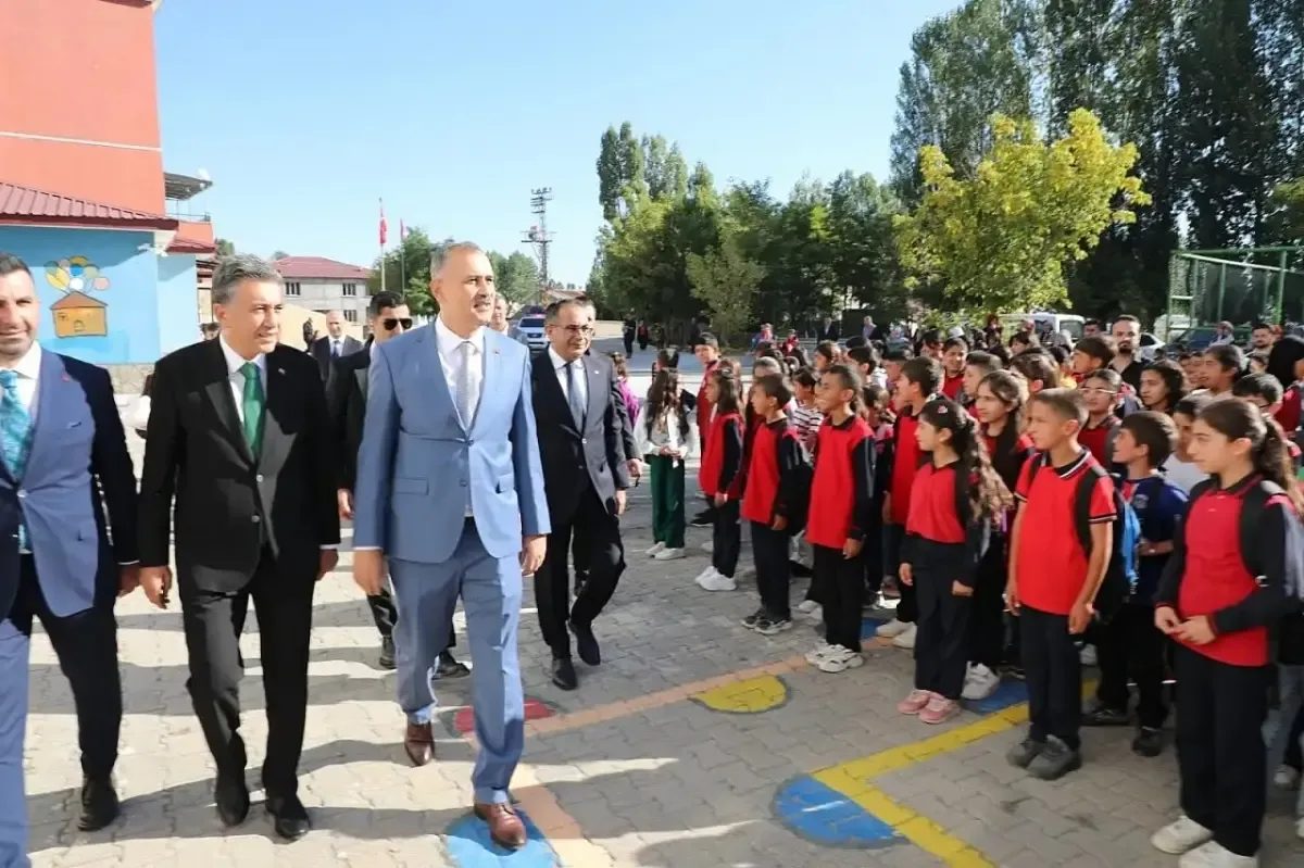 Ağrı’da ilk ders zilini Vali Bozkurt çaldı