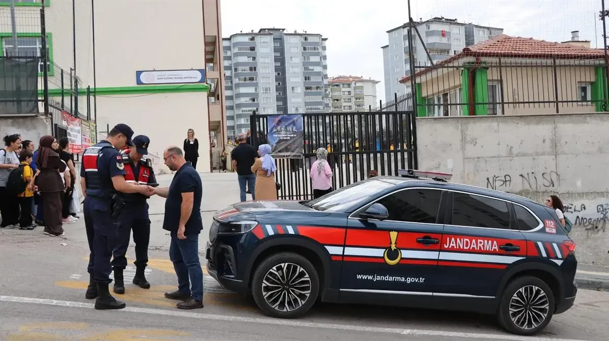 Ankara'da okul çevrelerinde 20 günde 19 bin kişi sorgulandı